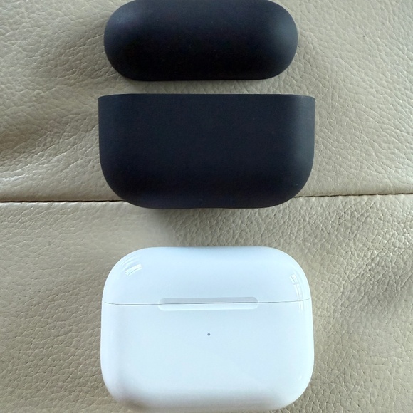 Authentic Apple AirPods Pro 1st generation with Wireless Charging Case A2084 - Picture 2 of 12